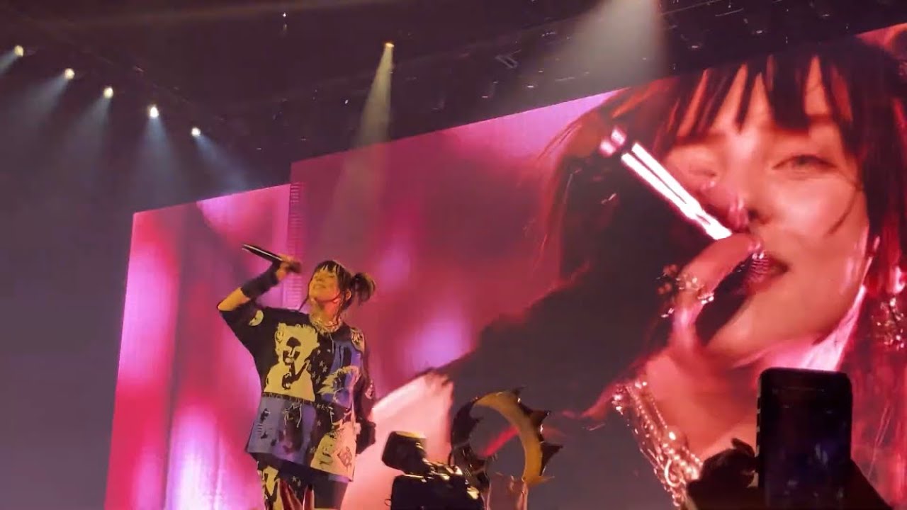 Billie Eilish - Billie Bossa Nova (Happier Than Ever Tour @ TD Garden, Boston)