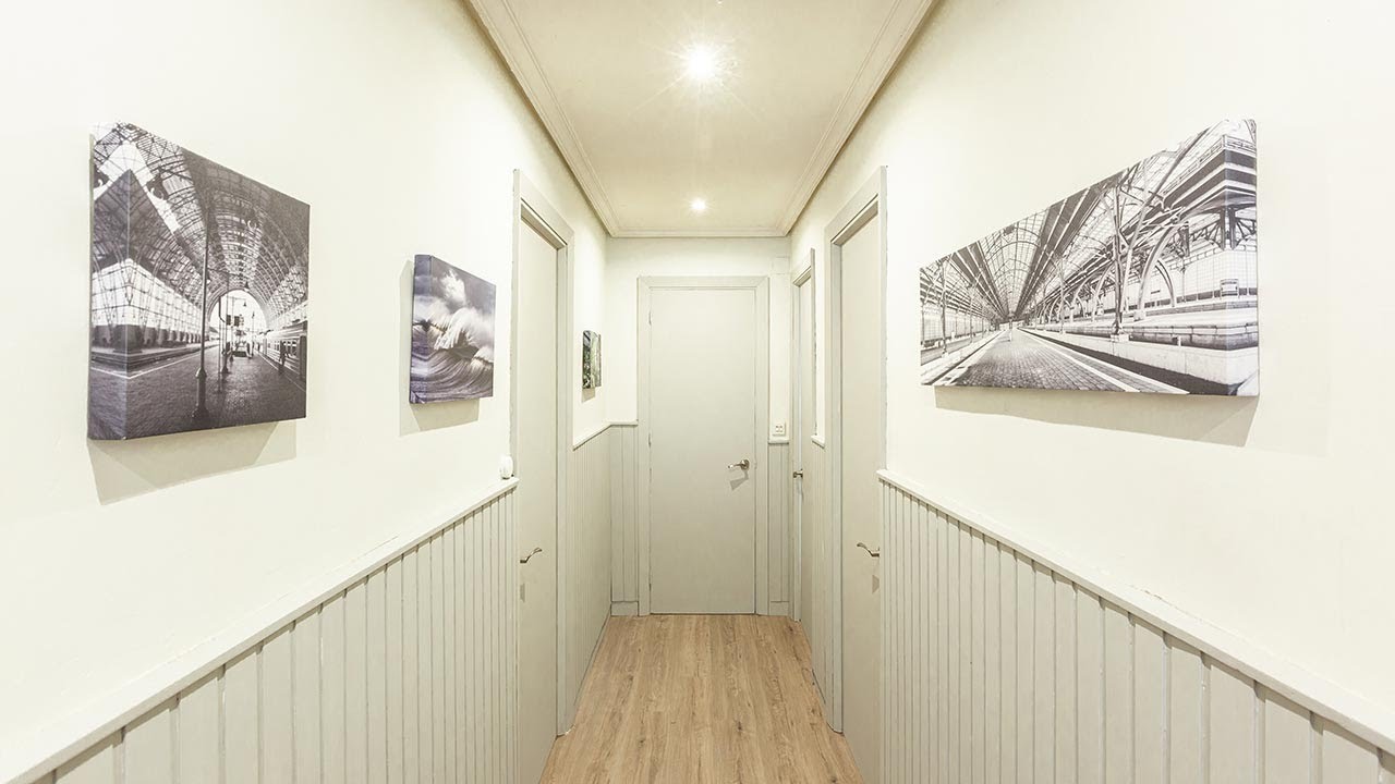 Cómo dar LUMINOSIDAD a un PASILLO LARGO, ESTRECHO Y OSCURO - Programa completo - Decogarden