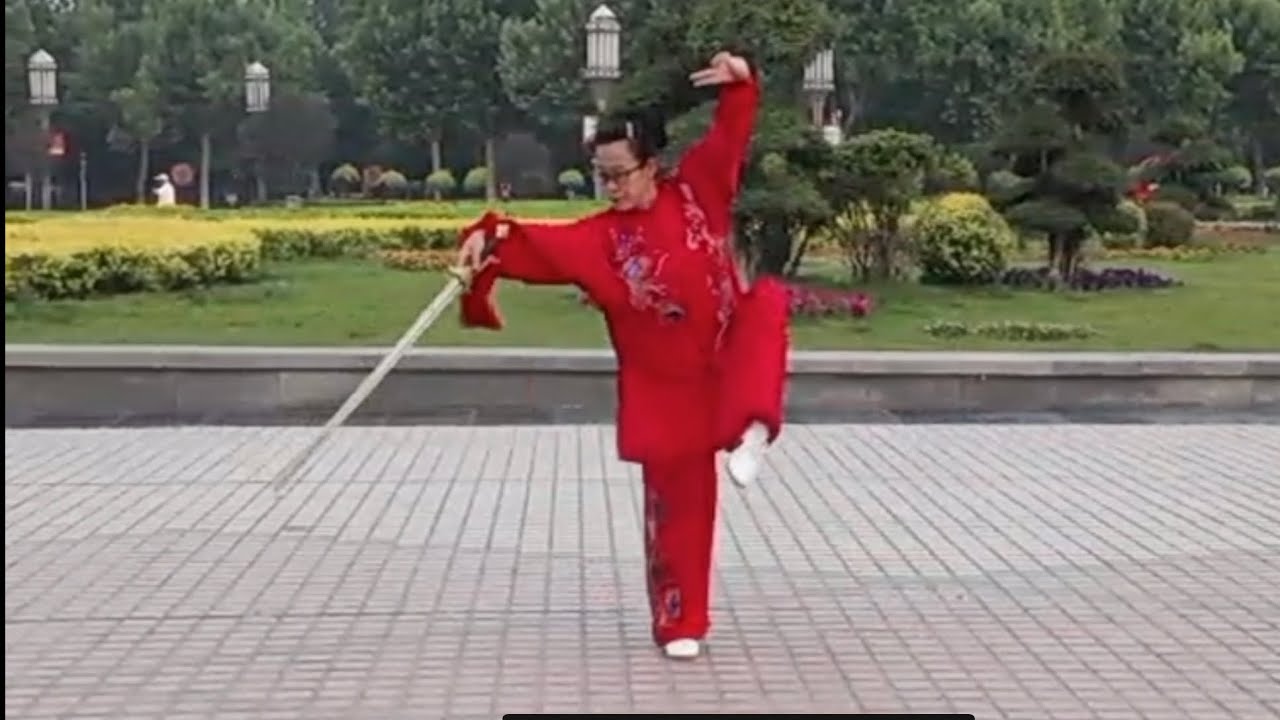 49式武当太极剑马老师演练：步伐稳健，腾挪优雅，手臂屈伸有致，剑锋有力，棒棒哒[强][强][强]女中豪杰。#太極拳#太极剑#传统武术
