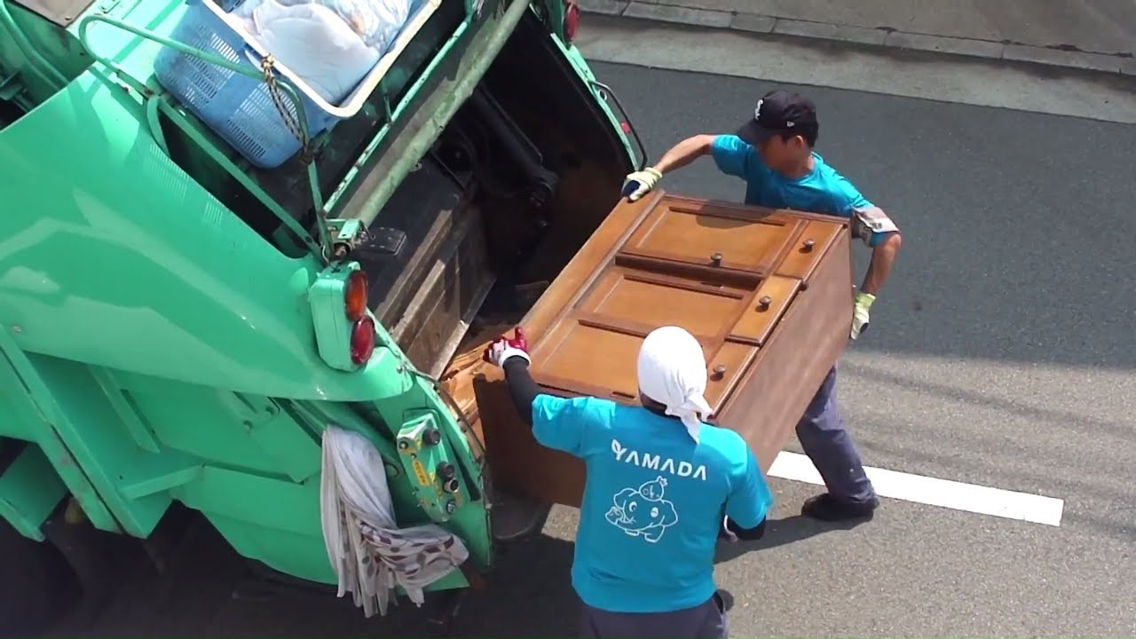 Rear Loader Garbage Truck (Crushing lots of large items)