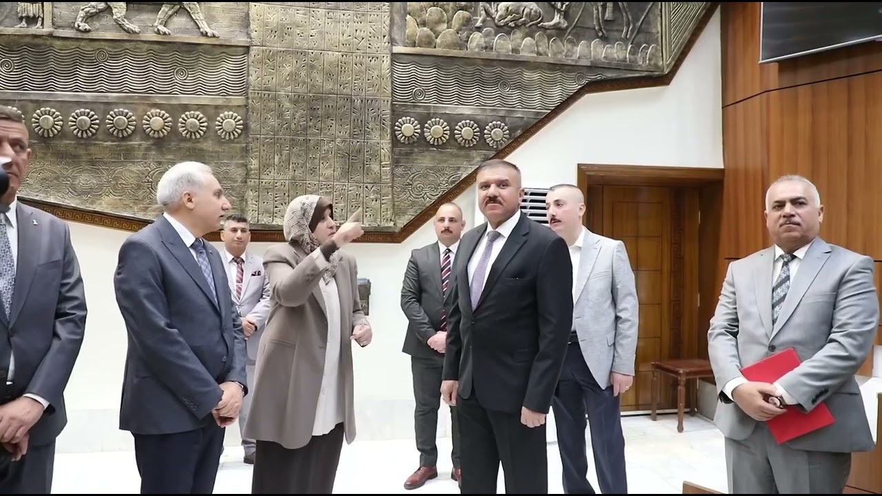 وزير الداخلية يفتتح دورتين لضباط وموظفي الوزارة في المعهد القضائي ويشيد بالجهد الكبير الذي بذل فيها