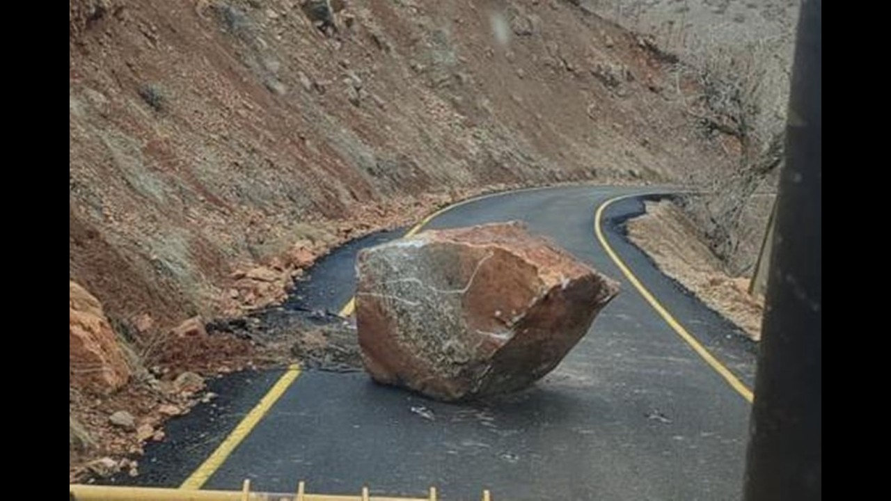 Siirt’te heyelan ve kaya düşmeleri kapanan yollar ulaşıma açıldı