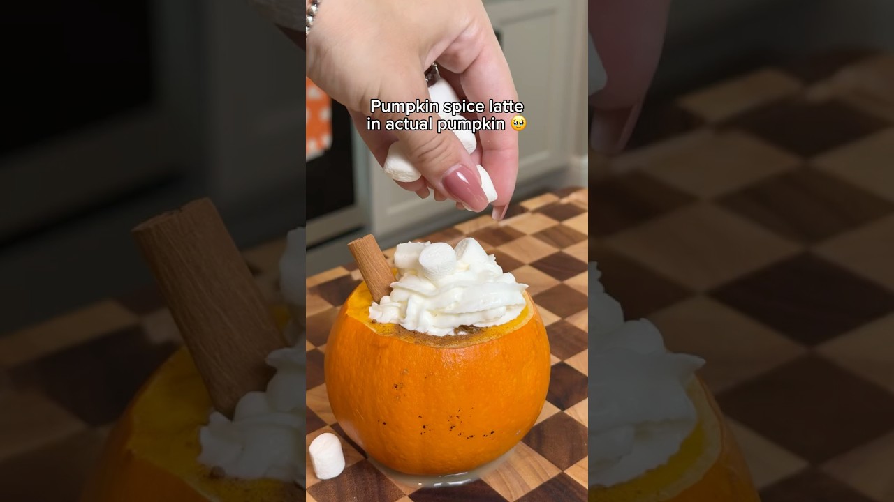 Ваш знак, чтобы сварить кофе в тыкве 🍂 #psl #pumpkinspicelatte #pumpkinseason #fall #coffee #asmr