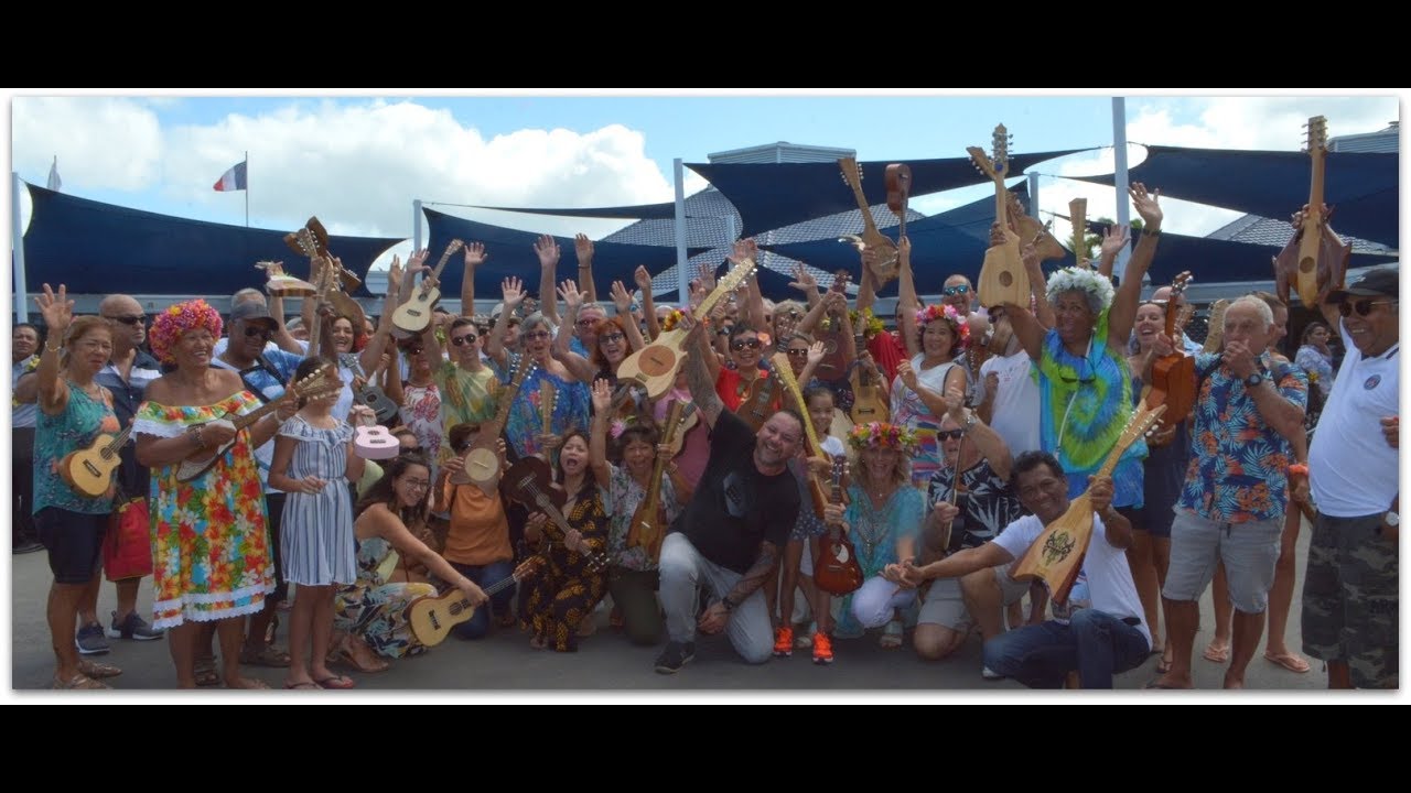 GG & ses ukulélés au marché de nouméa