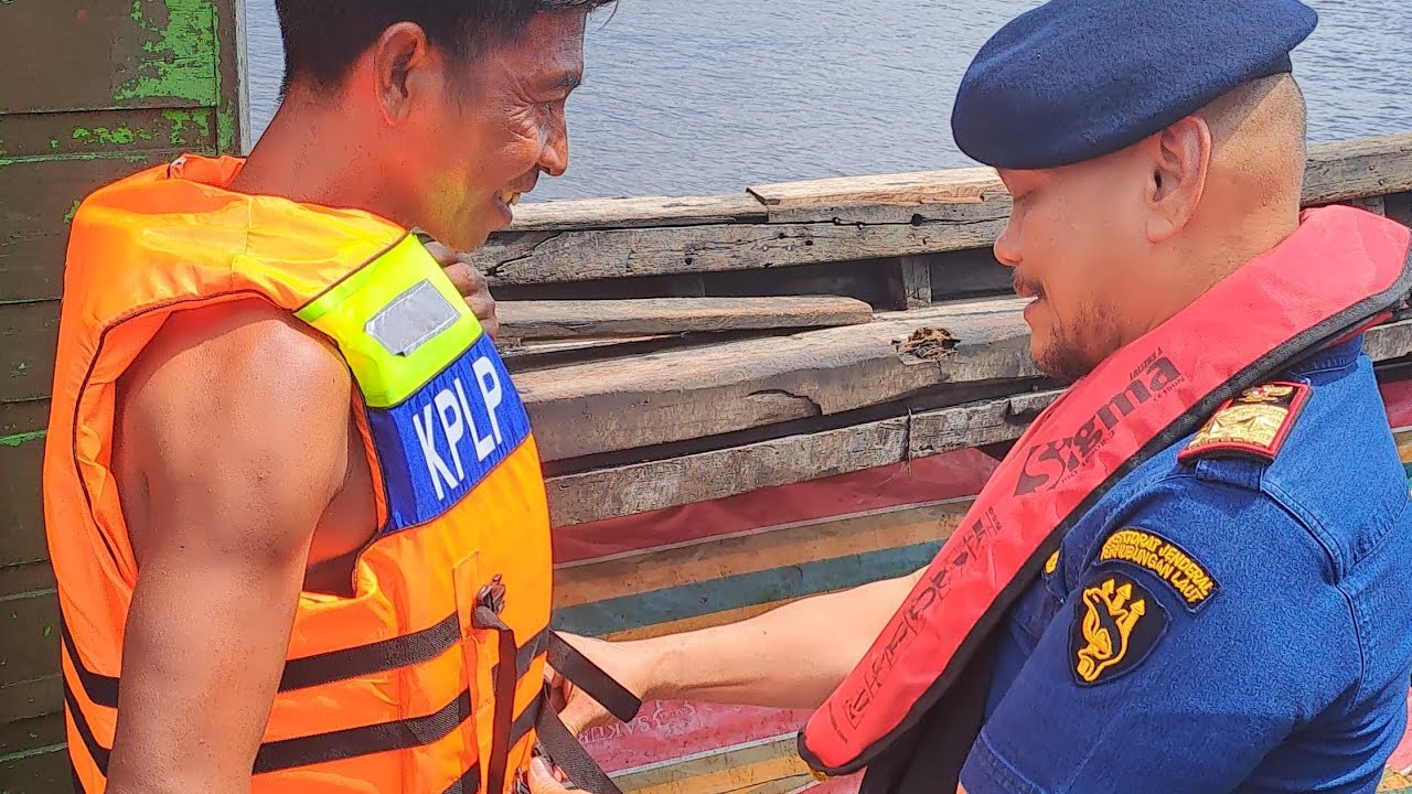 PEMANTAUAN DAN PEMBERIAN LIFEJACKET PADA KAPAL-KAPAL KECIL YANG BEROPERASI DI PERAIRAN DUMAI