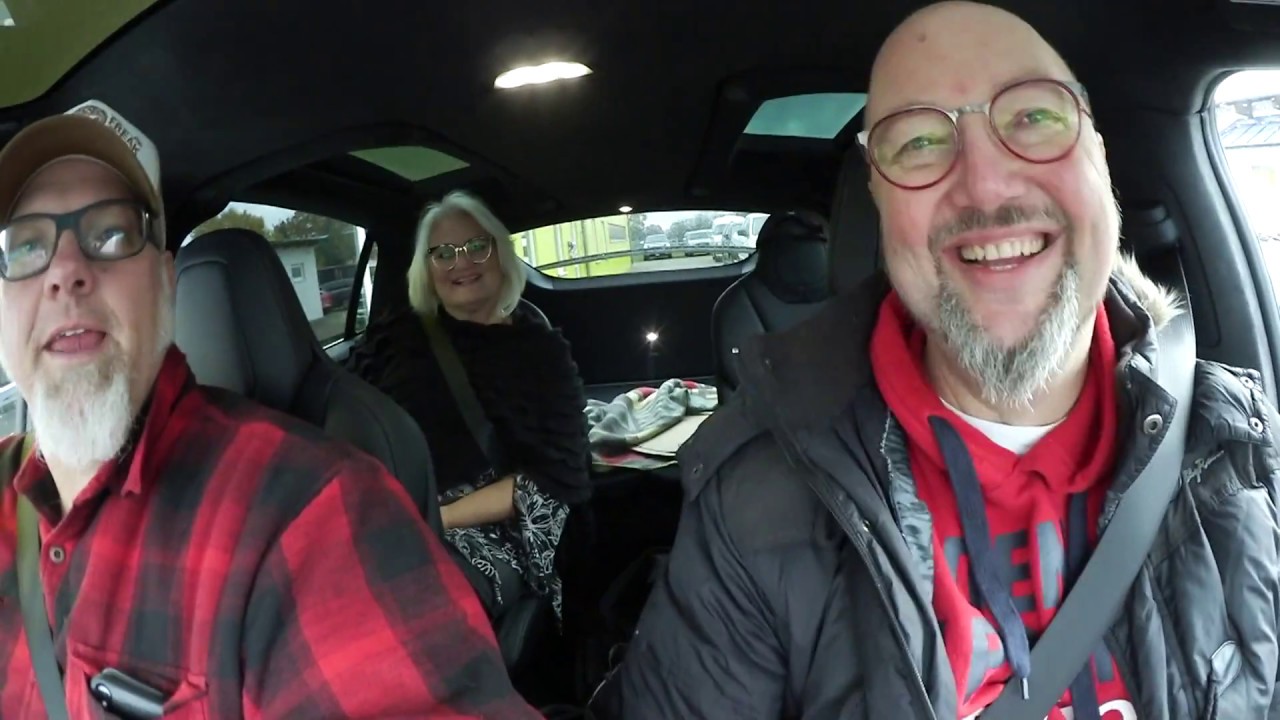 Tesla Model X Überraschung für Frank. Probefahrtgeschenk seiner Frau Liz
