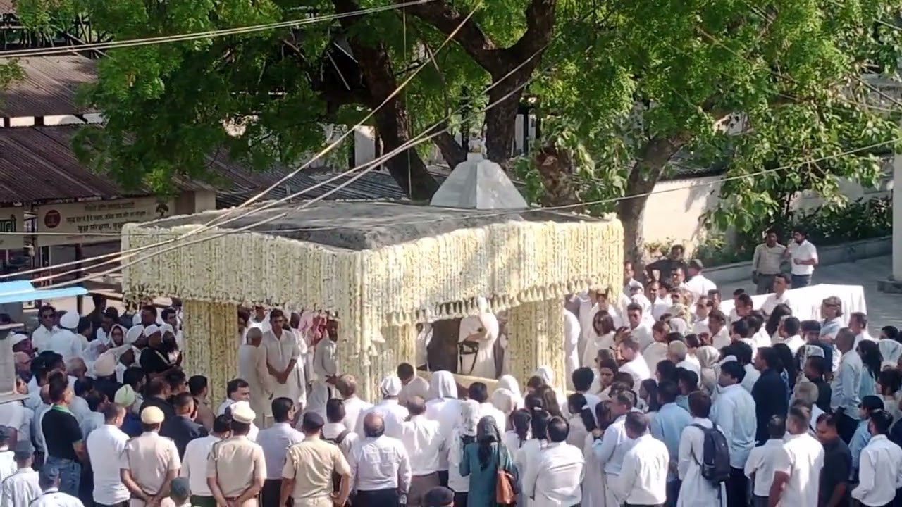 karishma kapoor  during Sunjay Kapur funeral last rites at Lodhi Road Cremation Ground in New Delhi