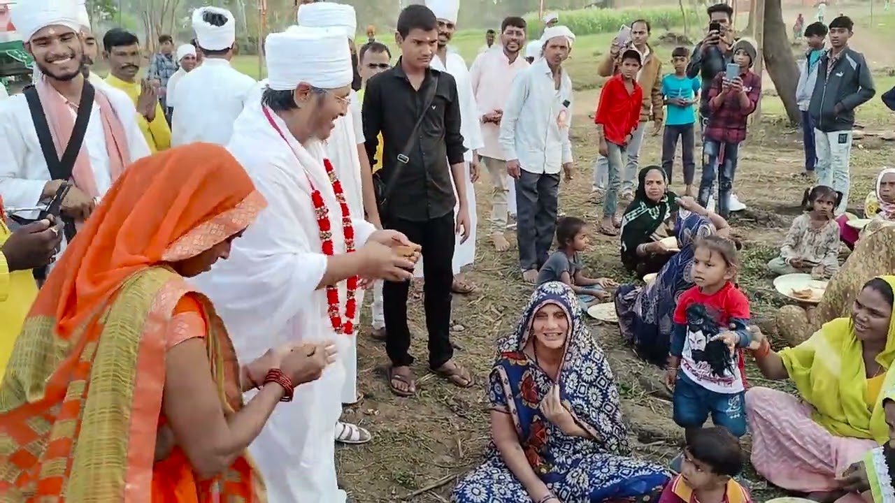 श्री असंग देव जी के सानिध्य में भंडारा का प्रसाद ग्रहण करते श्रद्धालु भक्त ,उंडार जिला दाहोद गुजरात
