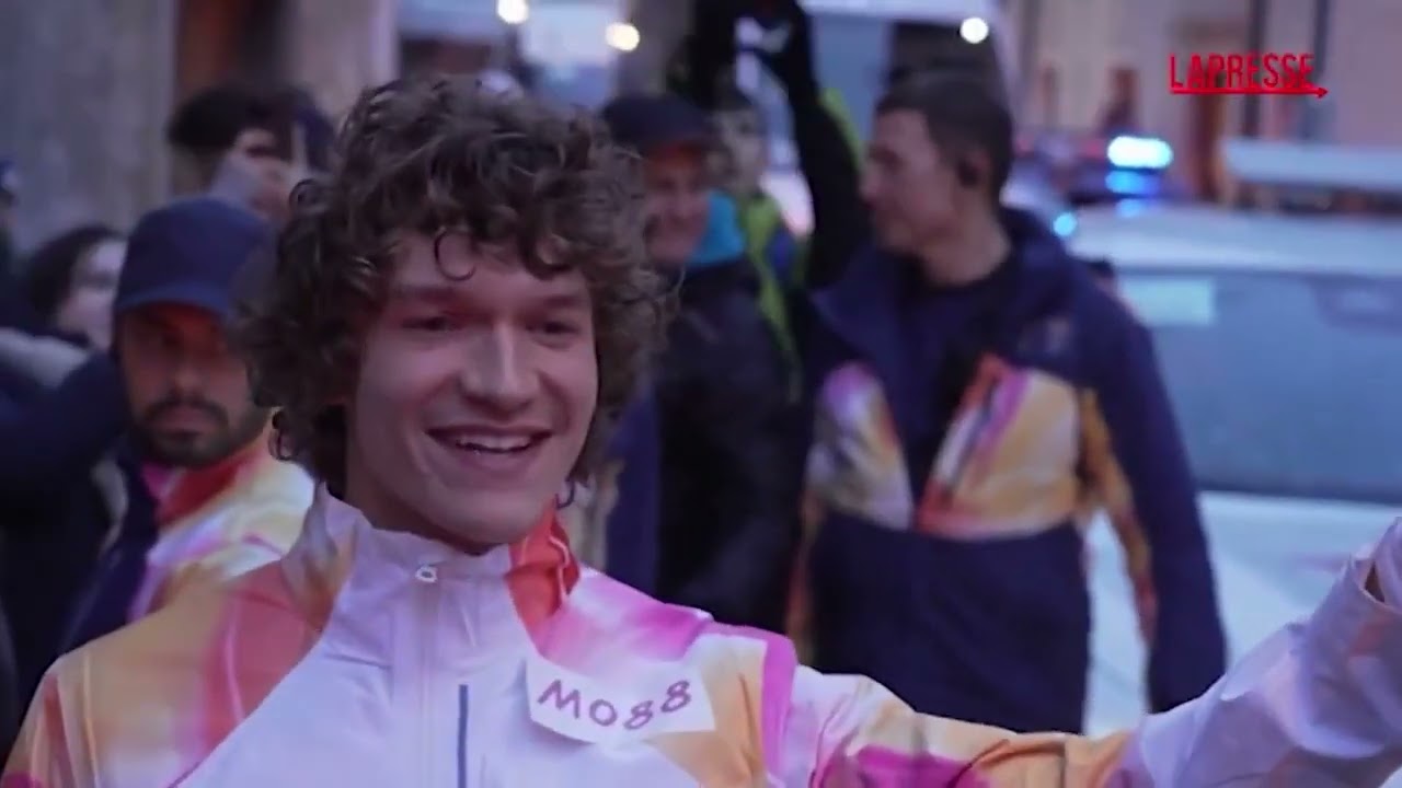 Konnor Storrie and Hudson Williams They carry the Olympic flame. Коннор и Хадсон несут олимп. огонь