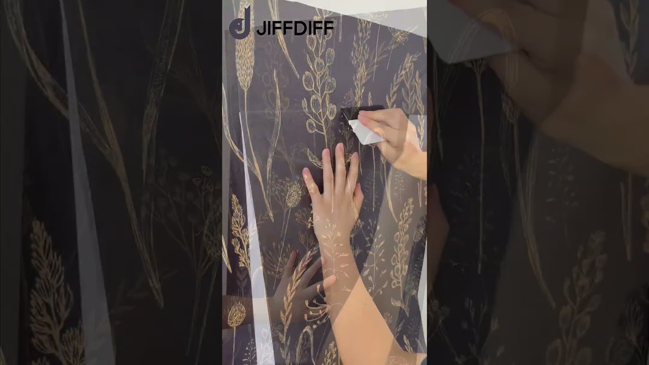 Nature in gold ✨ Jiffdiff&rsquo;s botanical wallpaper glows with elegance, contrast, and organic artistry.