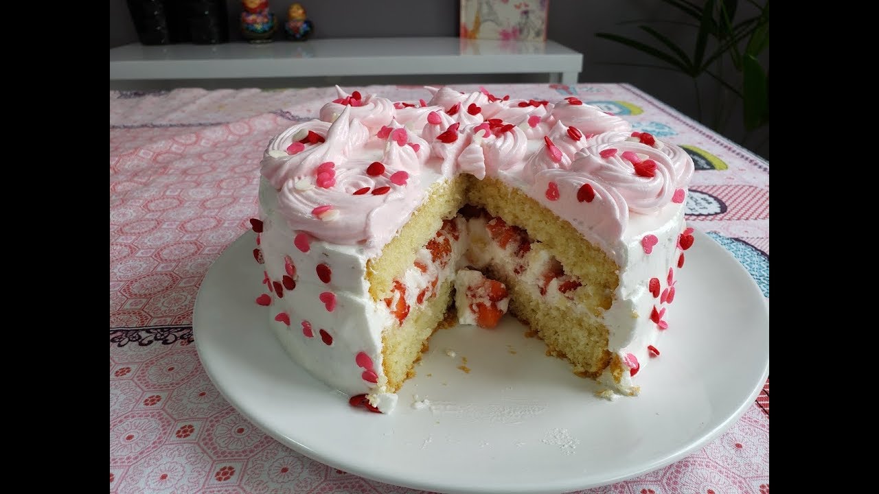 BOLO DE MARSHMALLOW E MORANGOS SEM GLÚTEN E SEM LACTOSE