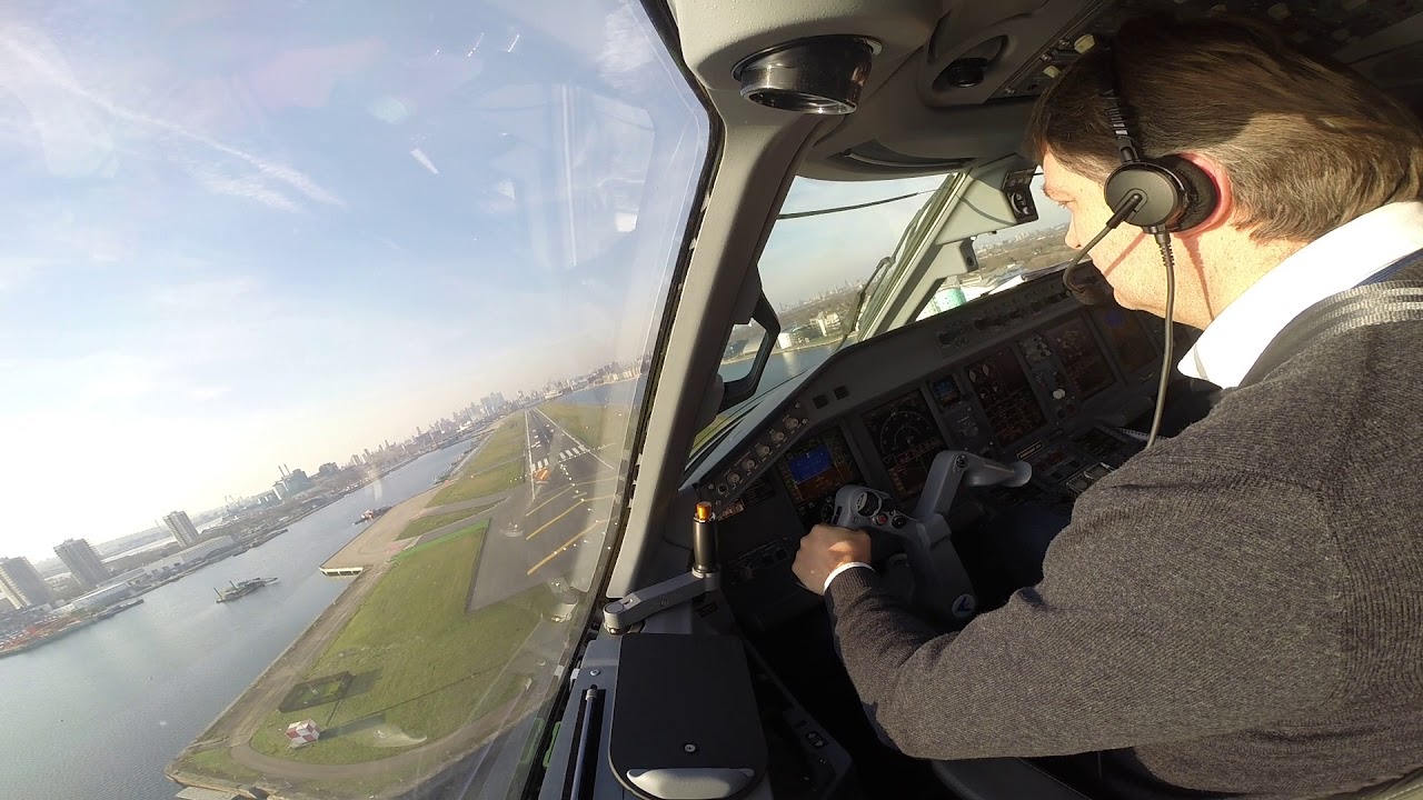 Piotr's Aviation no.15: Cockpit View LOT Polish Airlines Embraer 190 GoPro HD Steep Approach LCY
