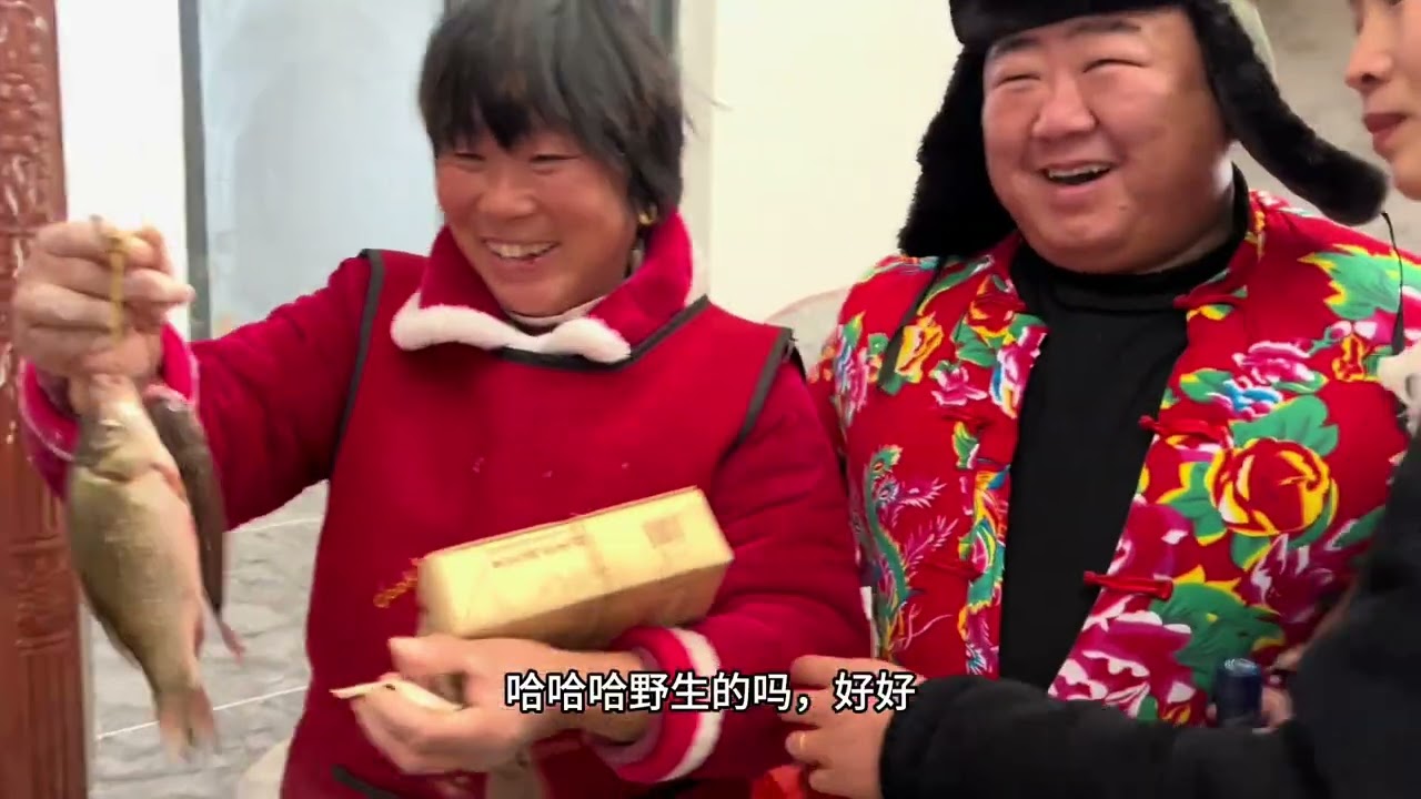 丈母娘看女婿 越看越有趣，伟回娘家掂两条大鱼，丈母娘喜欢毁了 #记录我的农村生活 #女婿与老丈人 #丈母娘