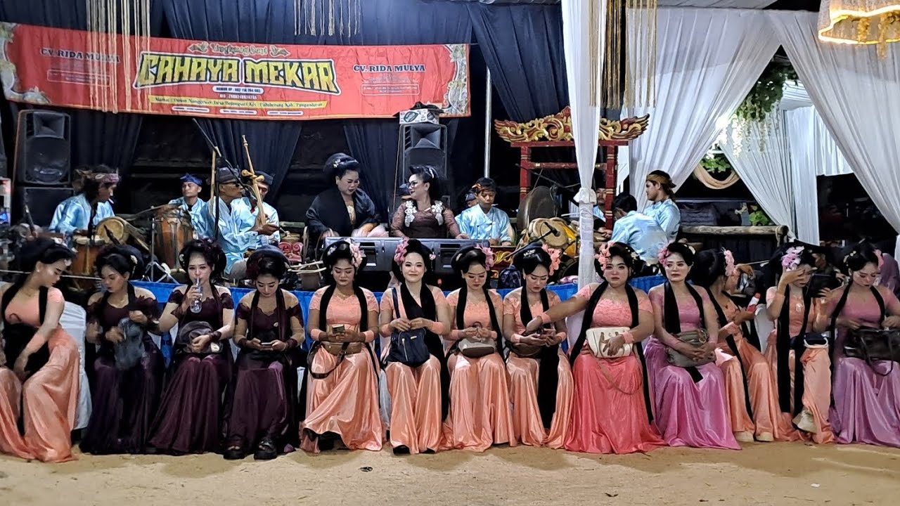 Seni ibing sunda Cahaya mekar. Digeboy bareng 13 bidadari  diacara syukuran nikahan Kadus Cicurug