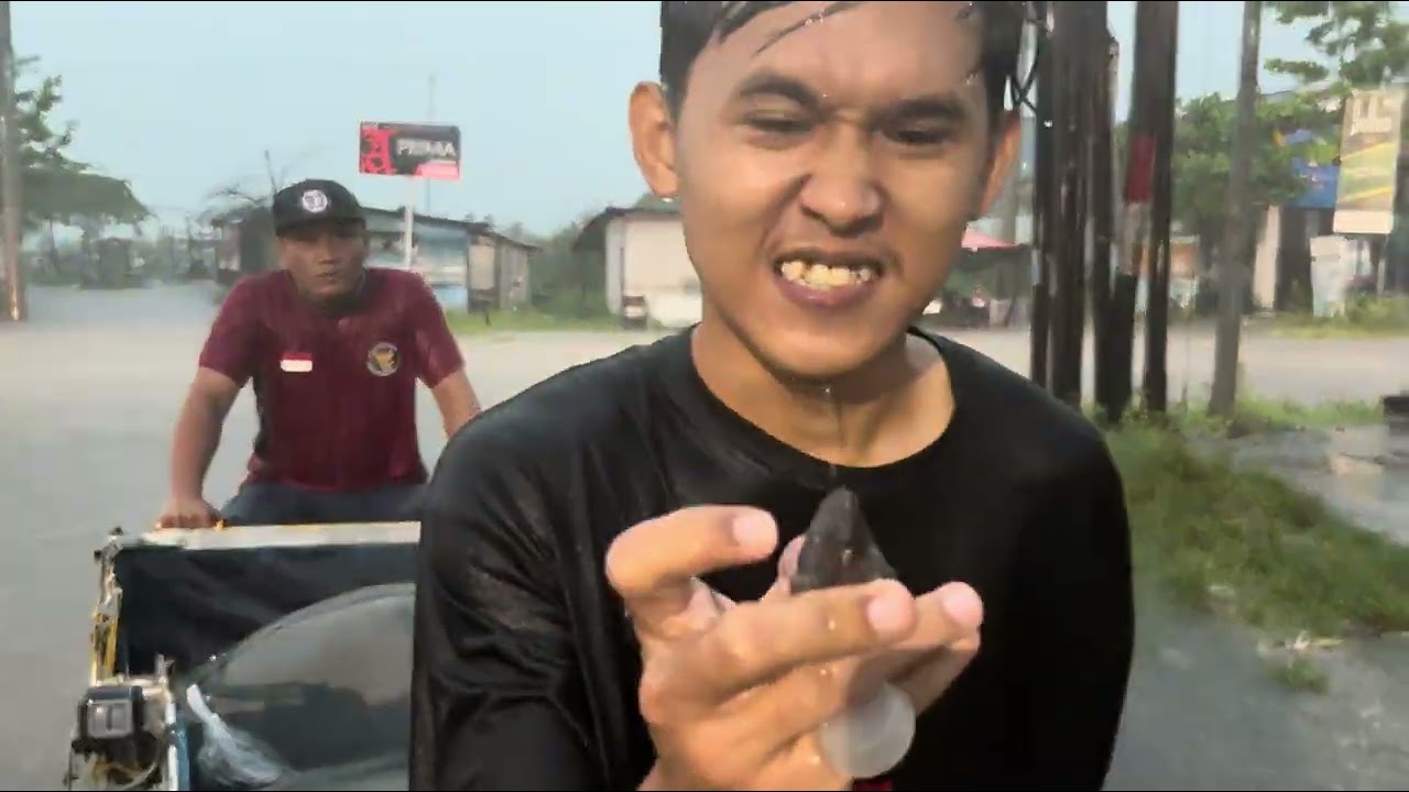WOALAH JAK JAKK APE RABI MALAH KENEK BELING SIKILE PAS DELOK BANJIR ! - Cepu banjir bandang gaes !