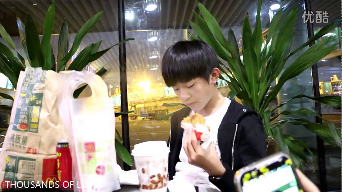 TFBOYS易烊千玺JACKSON YI 20140521重庆机场茶话会超清版 by：万千宠爱_千玺个站
