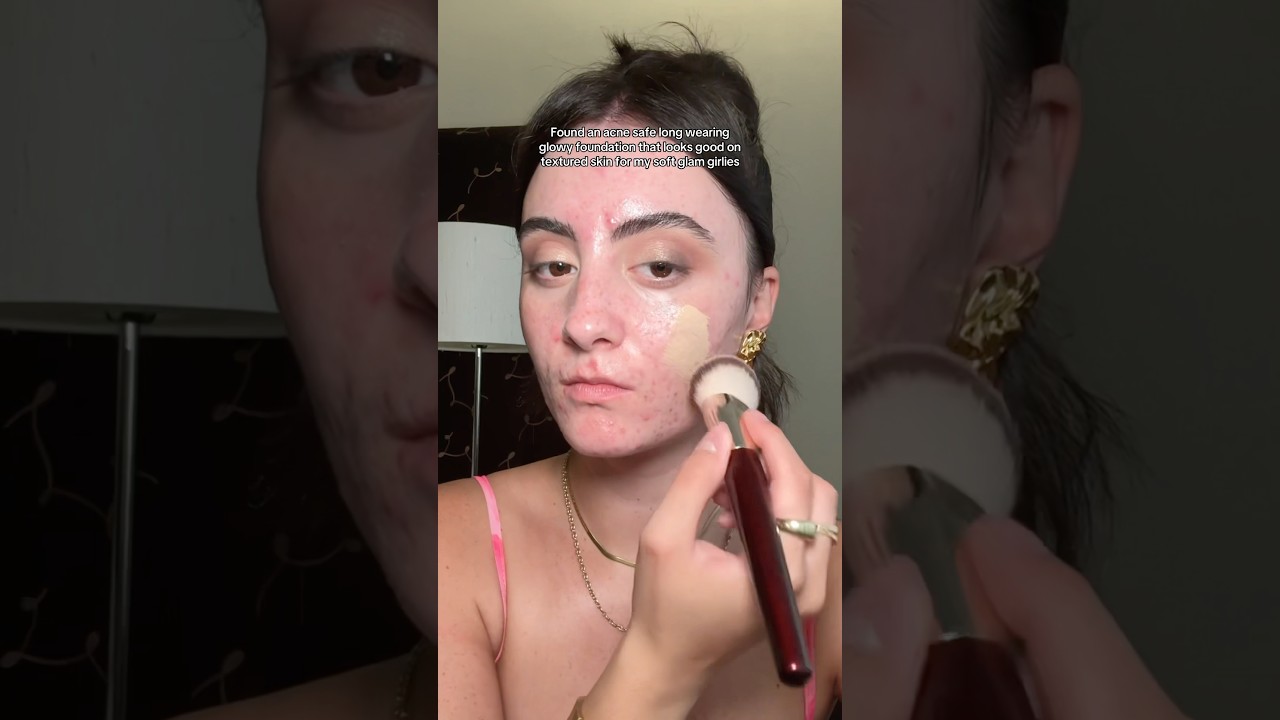ACNE SAFE GLOWY LONG WEAR FOUNDATION😍 #beautytips #makeup #makeuptutorial #acnemakeup  #foundation