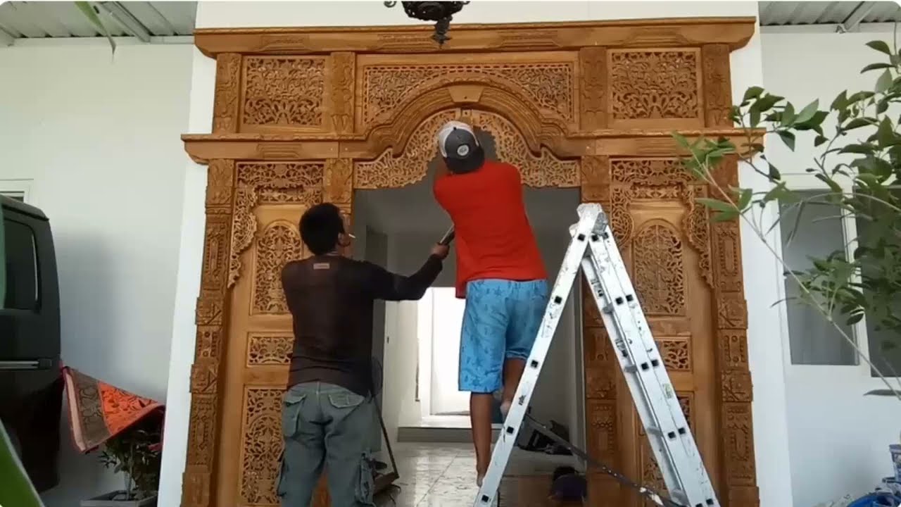 Proses Pemasangan Pintu Gebyok Jati Ukir dan Filosofi yang Terkandung di Dalamnya
