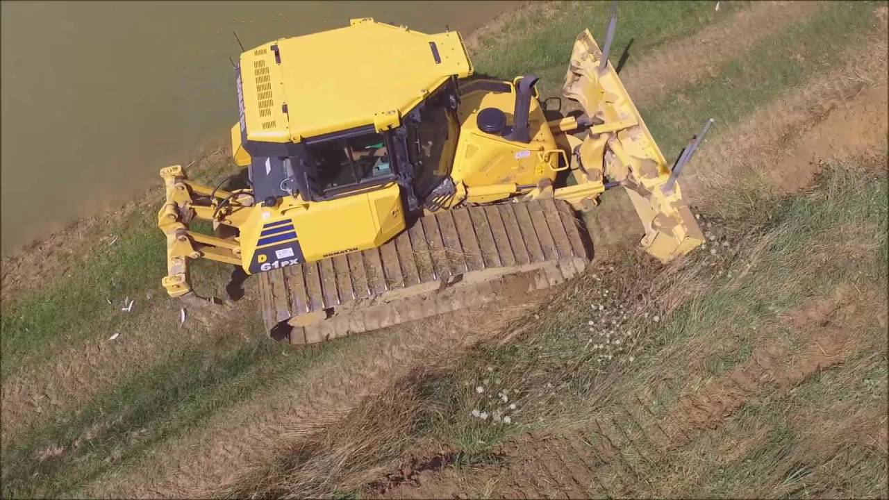 terrassement avec un bulldozer komatsu D61PX