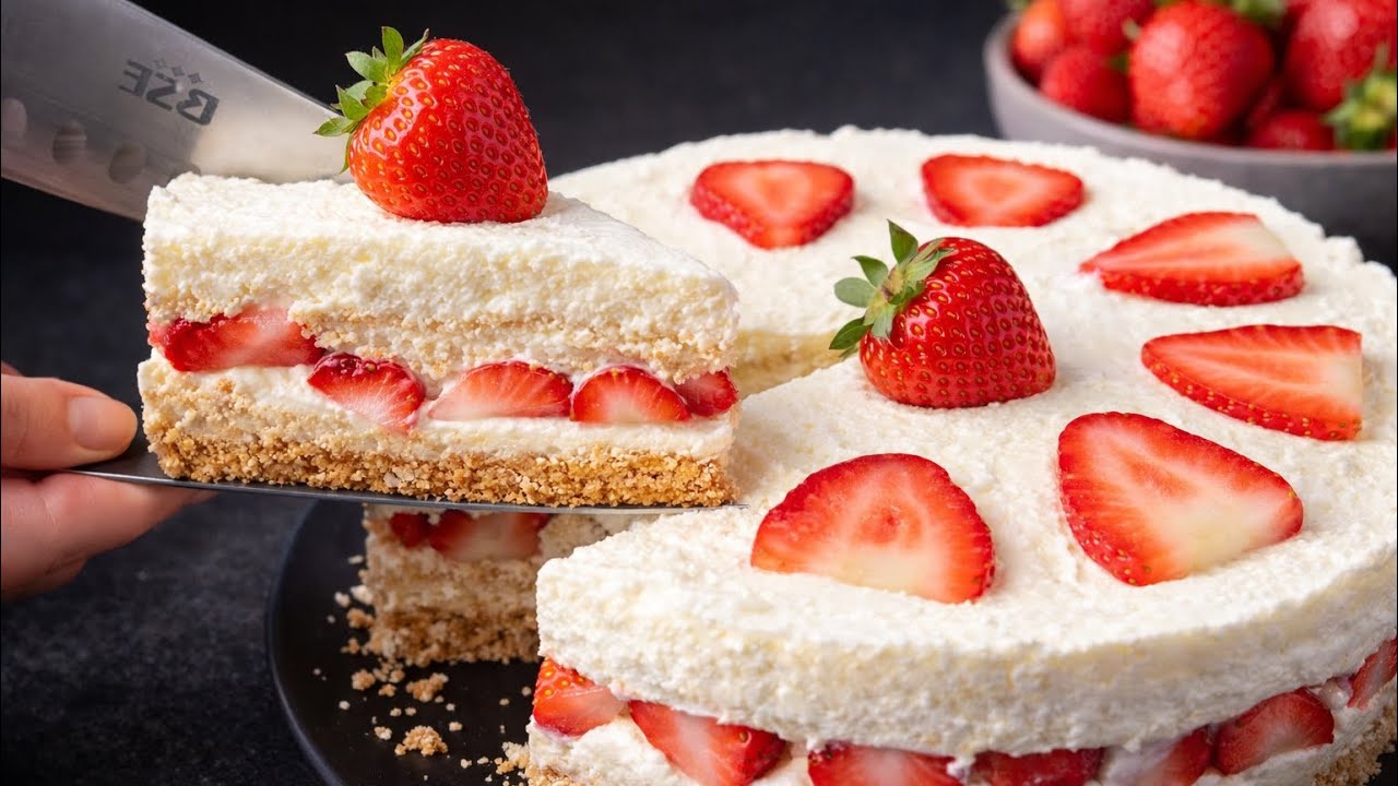 Кремовый клубничный кекс без выпечки и сахара.