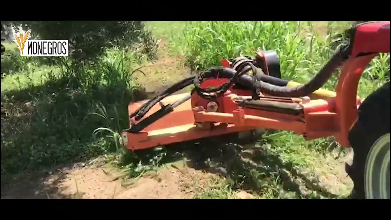 ZEPPELIN MAQUINARIA. Trituradora Monegros de 1,05 trabajando en olivar con tractor Fieldtrac.