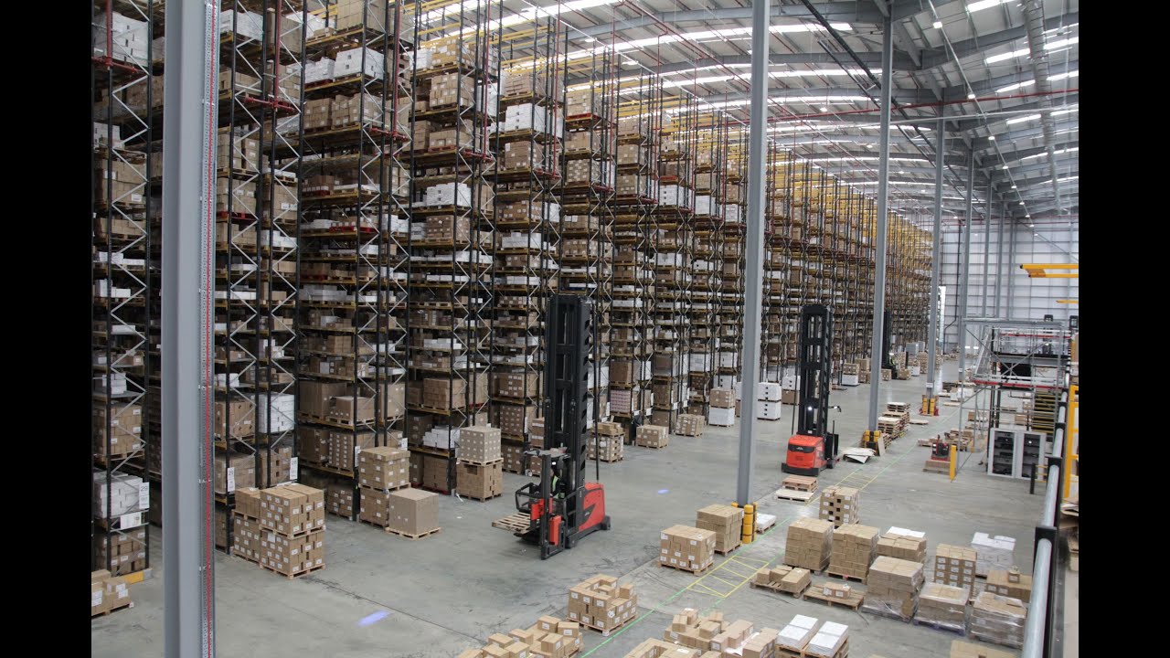 Customer experience - Hachette UK - Linde VNA trucks