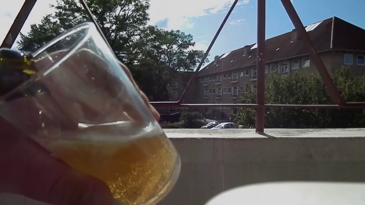 John Olsen l&aelig;ser et af sine drankerdigte op