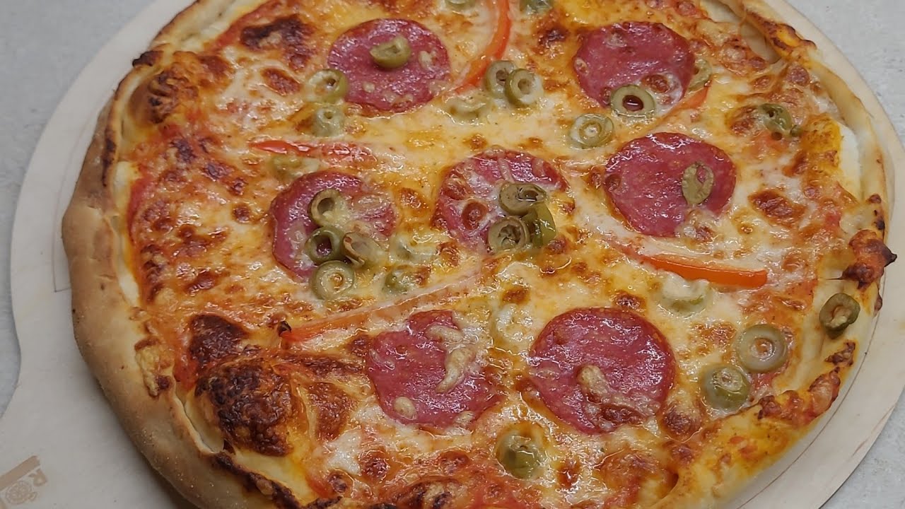 Domowa PIZZA lepsza niż z pizzerii. Przepis na najlepsze ciasto na pizzę.