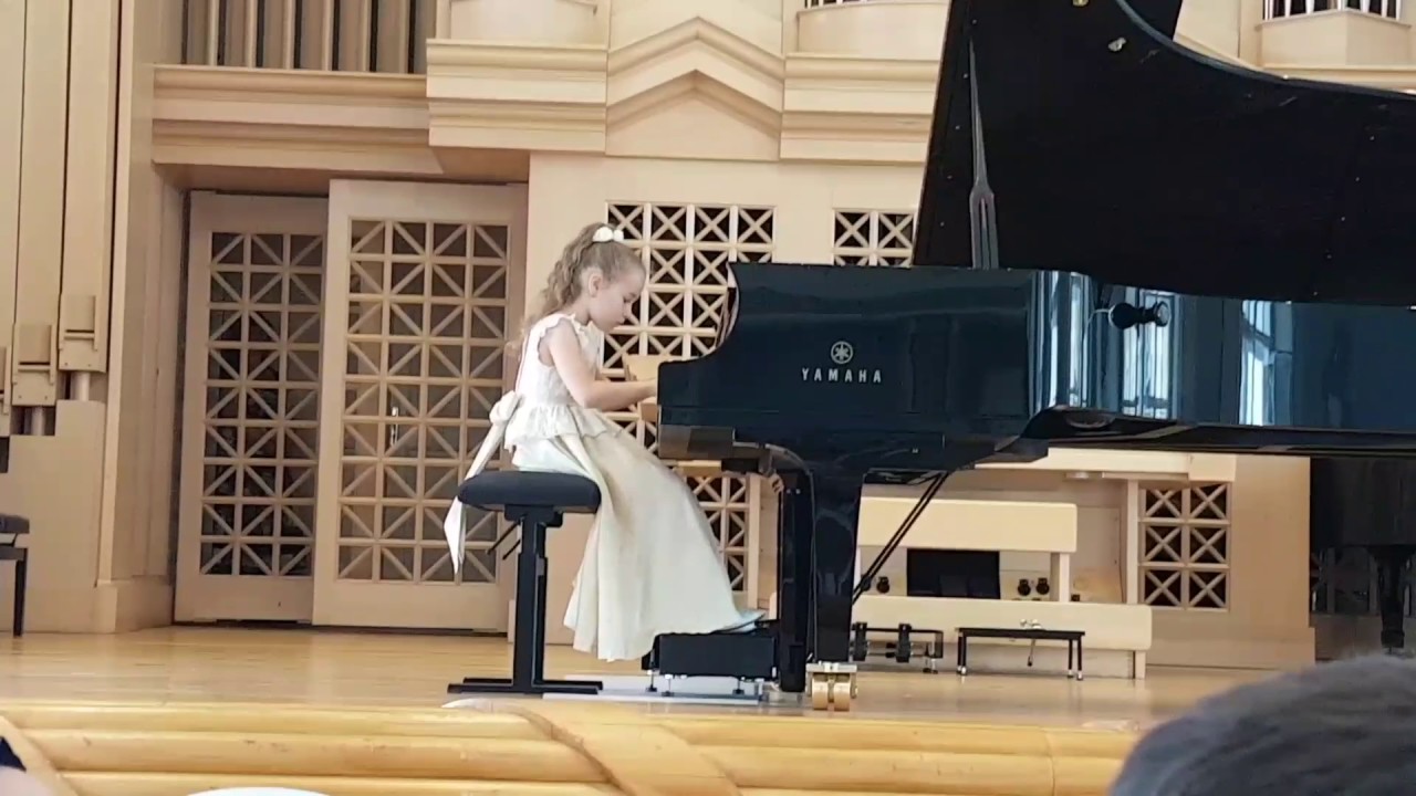 Nora Lubbadová( 8 y.o.) - Gillock: Humming Bird, Prague junior note 2017
