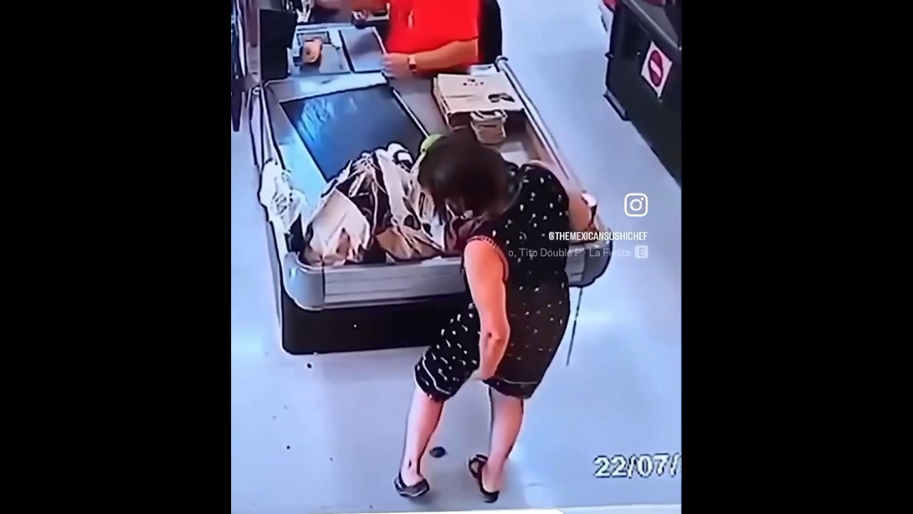 Elle fait caca debout &agrave; la caisse du supermarch&eacute; #mdr #funny #drole #rire #blague #prank #caca #shit