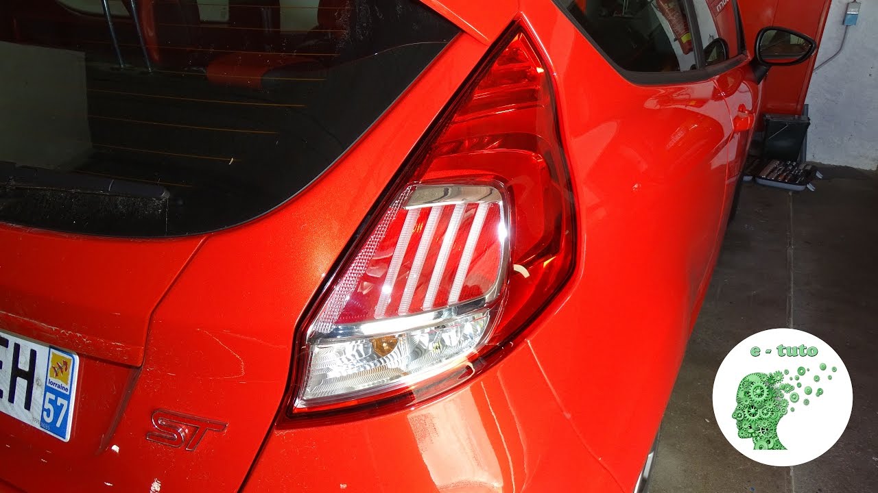 Changer ampoules feu arrière Ford Fiesta.
