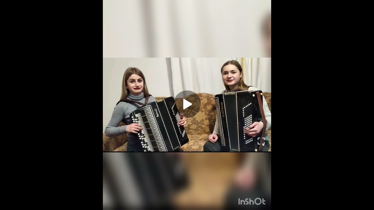 Дует баяністок у складі Ольги та Богдани Безкоровайних (м. Теребовля, 2015 р.)