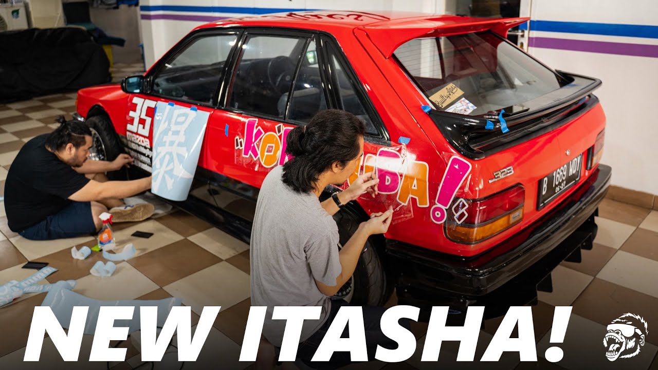 1985 MAZDA 323 BF: OUR MAZDA IS FINALLY A WEEB!! DIY ITASHA WRAP| 80's Car Ep. 11 #mazda #323