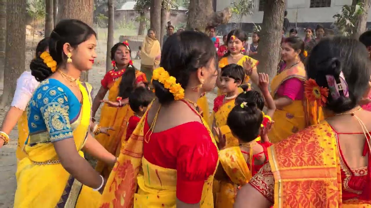 গ্রাম পুজায় বৌদিদের ঢোলের তালে অনেক সুন্দর একটি নাচের ভিডিও BD gram puja dance #dance #enjoy #dhol 