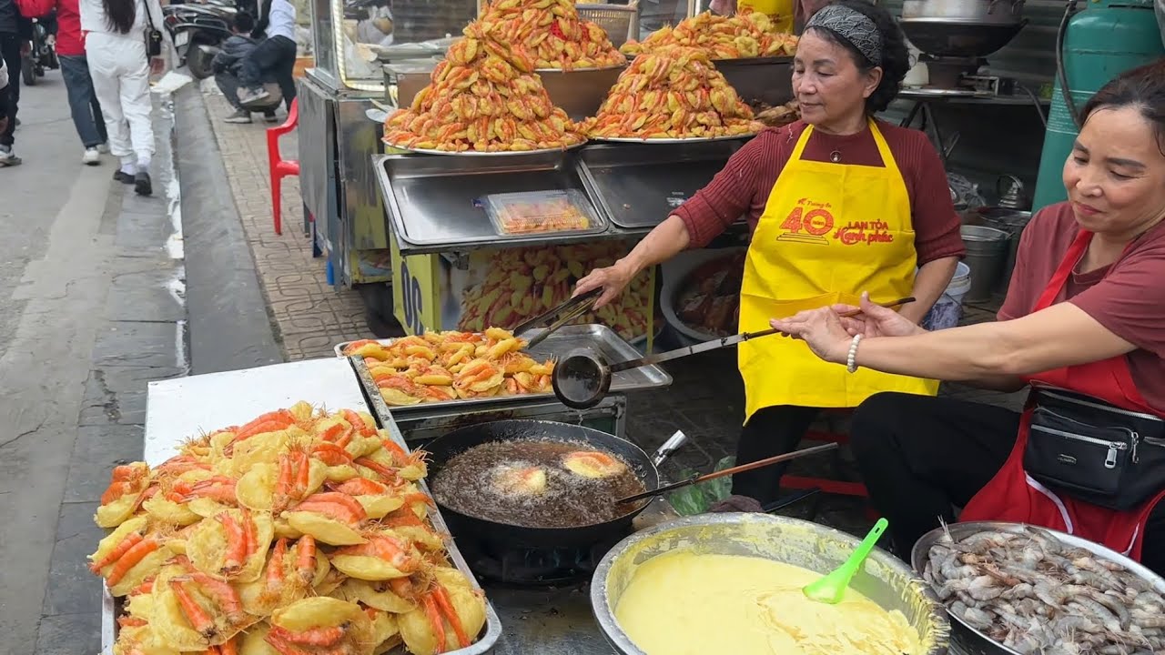 Người dân tập nập đến lễ Phủ Tây Hồ thưởng thức Bánh tôm Hồ tây cực ngon