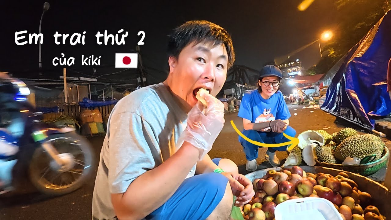 Người Nhật ăn sầu riêng giữa chợ đầu mối khiến tiểu thương bất ngờ