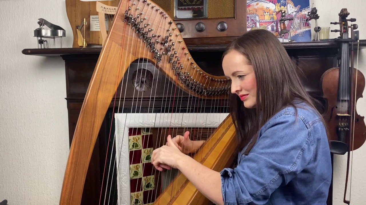 Harfenistin Rachel Hair spielt „Looking at a Rainbow through a dirty window“
