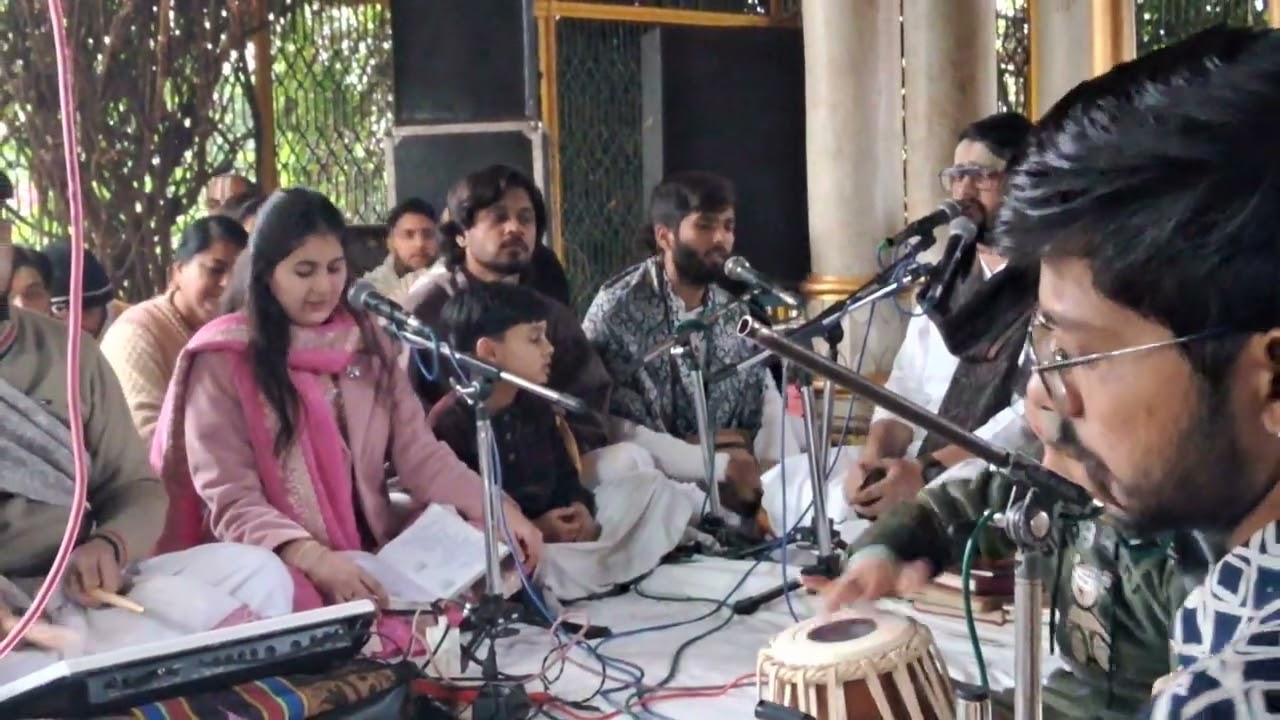 सेवा कुंज श्री धाम वृंदावन मे राधिका श्री हरिदासी का भाव ,श्री हरिदास 