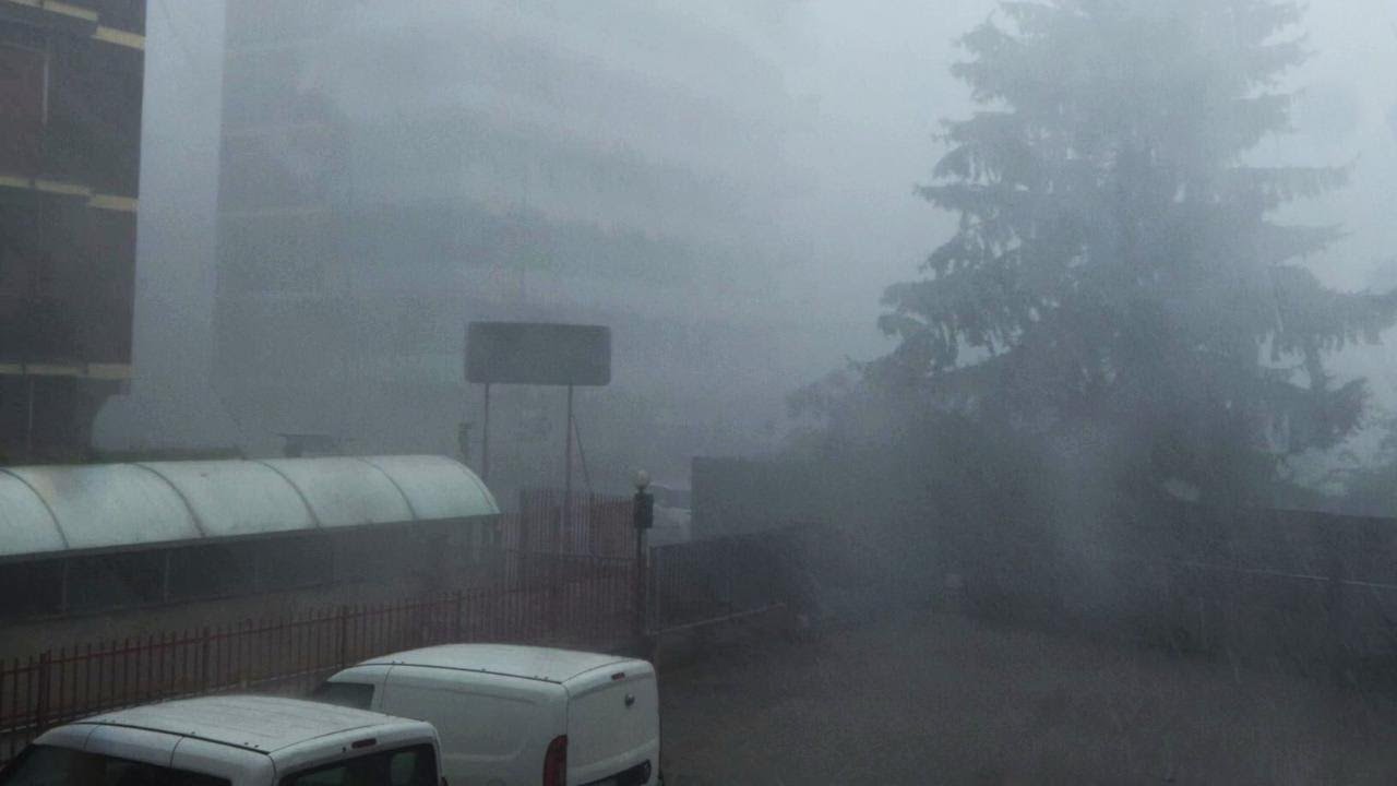 Milano, temporale con grandine e venti fortissimi: le immagini girate dal balcone di casa