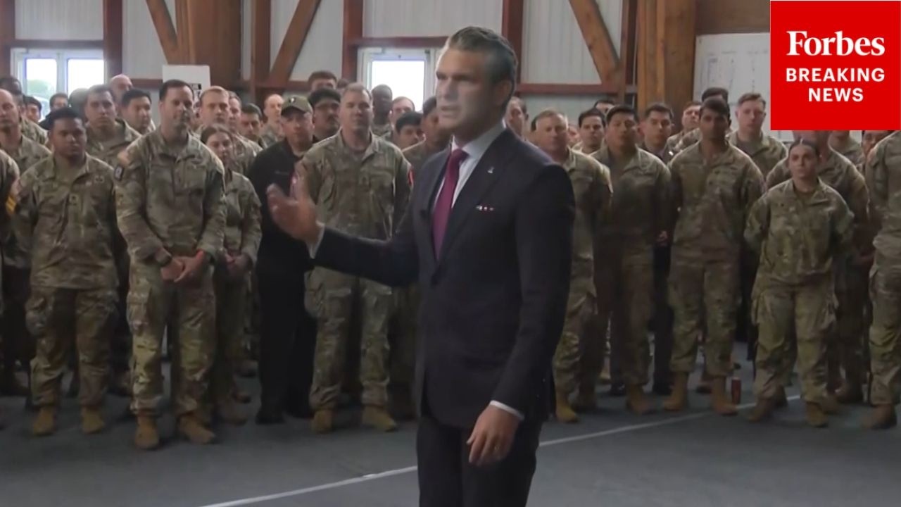 Срочная новость: Министр обороны Пит Хегсет встретился с войсками в Сент-Мер-Эглиз, Франция.