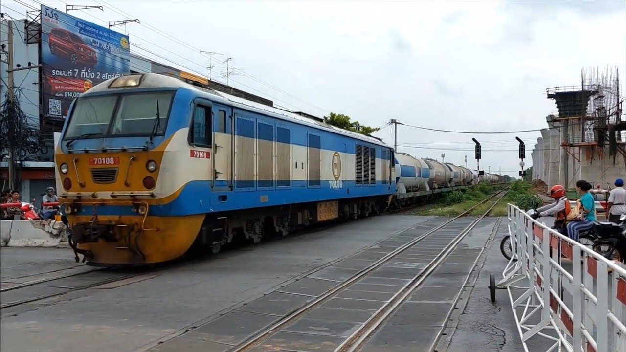ขบวนรถสินค้าที่ 513 ผ่านซุ้มเครื่องกั้นทางรถไฟสระบุรี