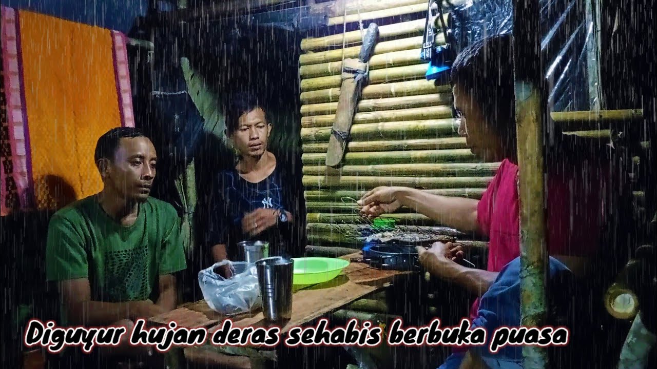 Camping-Hujan deras sehabis berbuka puasa-menikmati secangkir kopi saat hujan turun.