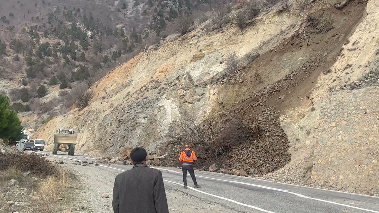 Tehlike Çanları: Ardanuç - Artvin Arasındaki Heyelanın Görüntüleri