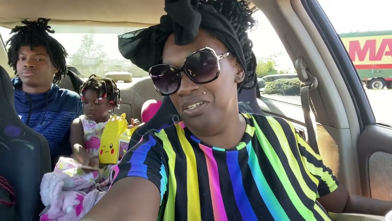 MUKBANG IN MY CAR PARKED WITH MY BABIES & OLDEST TWO KIDS *||~ TALKING & LAUGHING ✊🏽💯🤦🏽‍♀️