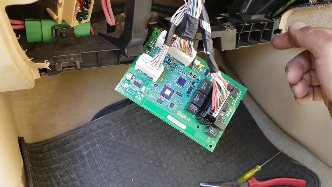 Renault Modus turn signals flashing too slow. Error DF001. Fault finding and repair.