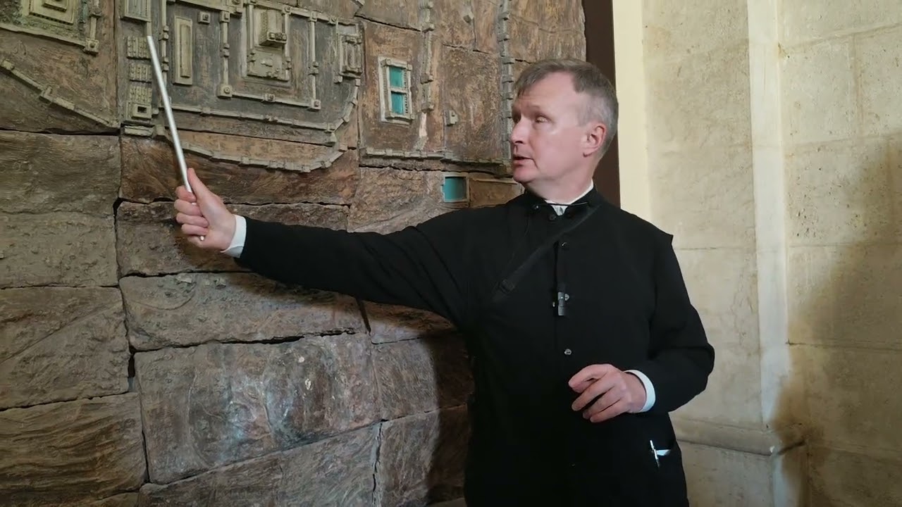 Віа Долороза. Розповідь біля макету Єрусалима.