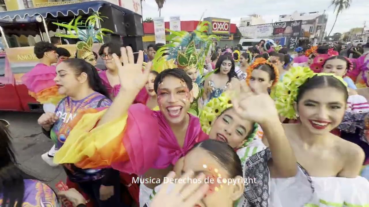 Carnaval Mazatlán 2026  Algarabia Entre Los Carros Alegoricos Antes del Desfile