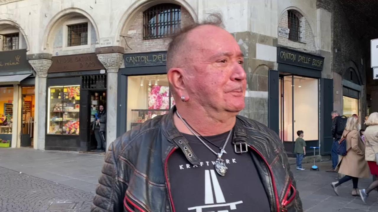 Johnson Righeira a passeggio nelle piazze 