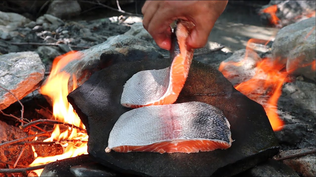 TAŞTA SOMON BALIĞI PİŞİRME | ÖZEL SOS | Cooking Salmon on a Rock | Primitive Cooking | ASMR FOOD