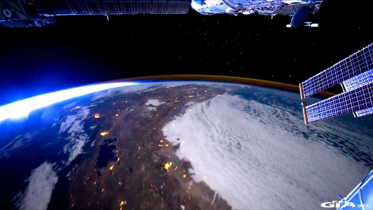 UFO Strange Object Caught on ISS, The Gateway to Astronaut Photography of Earth, Sept 2011.mp4